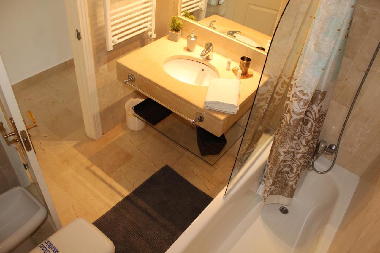Apartment In El Presidente Beach Side New Golden Mile Estepona Bagian luar foto